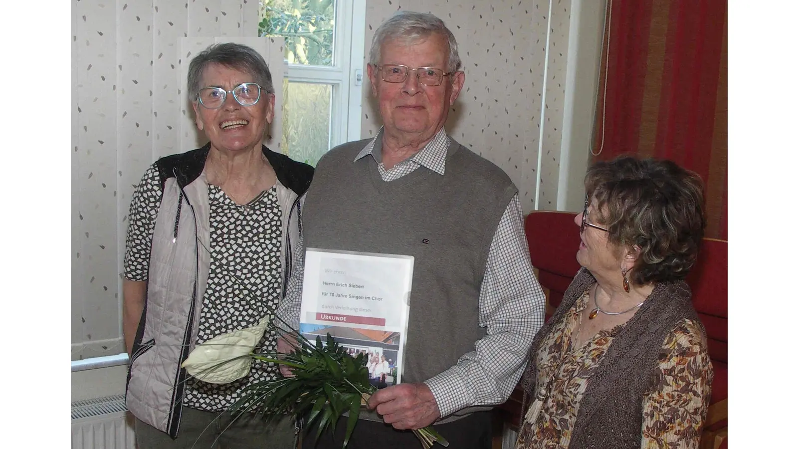 Von links: Vorsitzende Rosi Gümmer, Erich Siebert (für 70 Jahre geehrt) und die stellvertretende Vorsitzende Ingrid Langer. (Foto: privat)