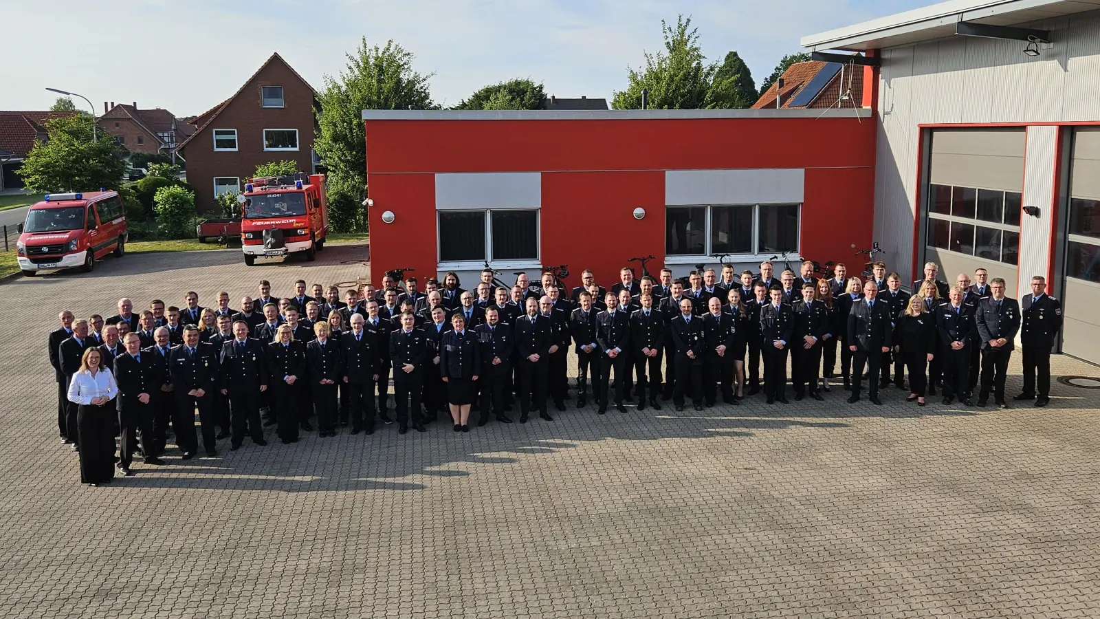 Samtgemeindebürgermeisterin Aileen Borschke (vorne links) und Kreisrätin Astrid Otto (vorne, vierte Person von rechts) beglückwünschen die anwesenden geehrten Feuerwehrfrauen und -männer.  (Foto: Sven Geist)