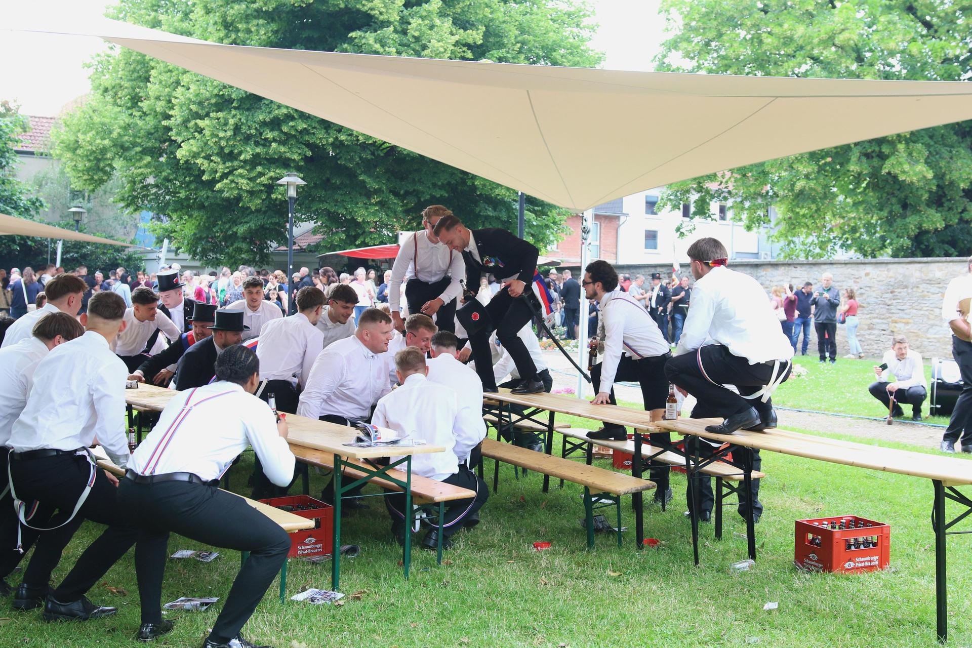 Die Stadthäger haben am Mittwoch den Start des Schützenfestes fröhlich gefeiert.  (Foto: bb)