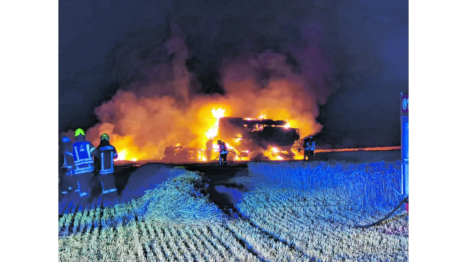 Wehren kämpfen gegen nächtlichen Großbrand (Foto: al)