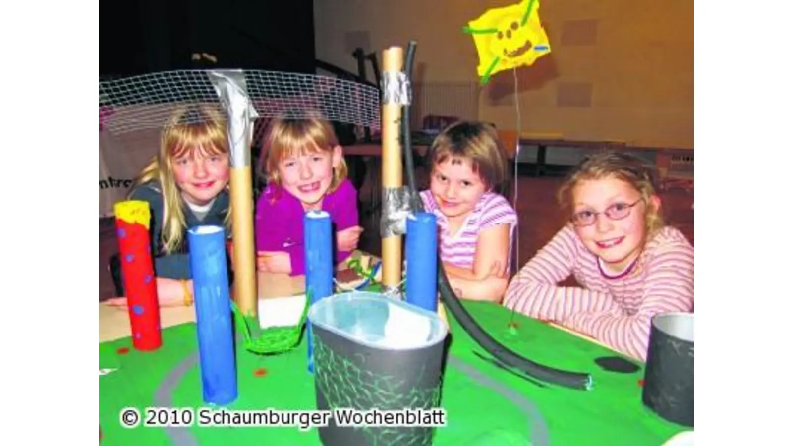 Kinder träumen von Pool und Eisenbahn auf Spielplatz (Foto: jl)