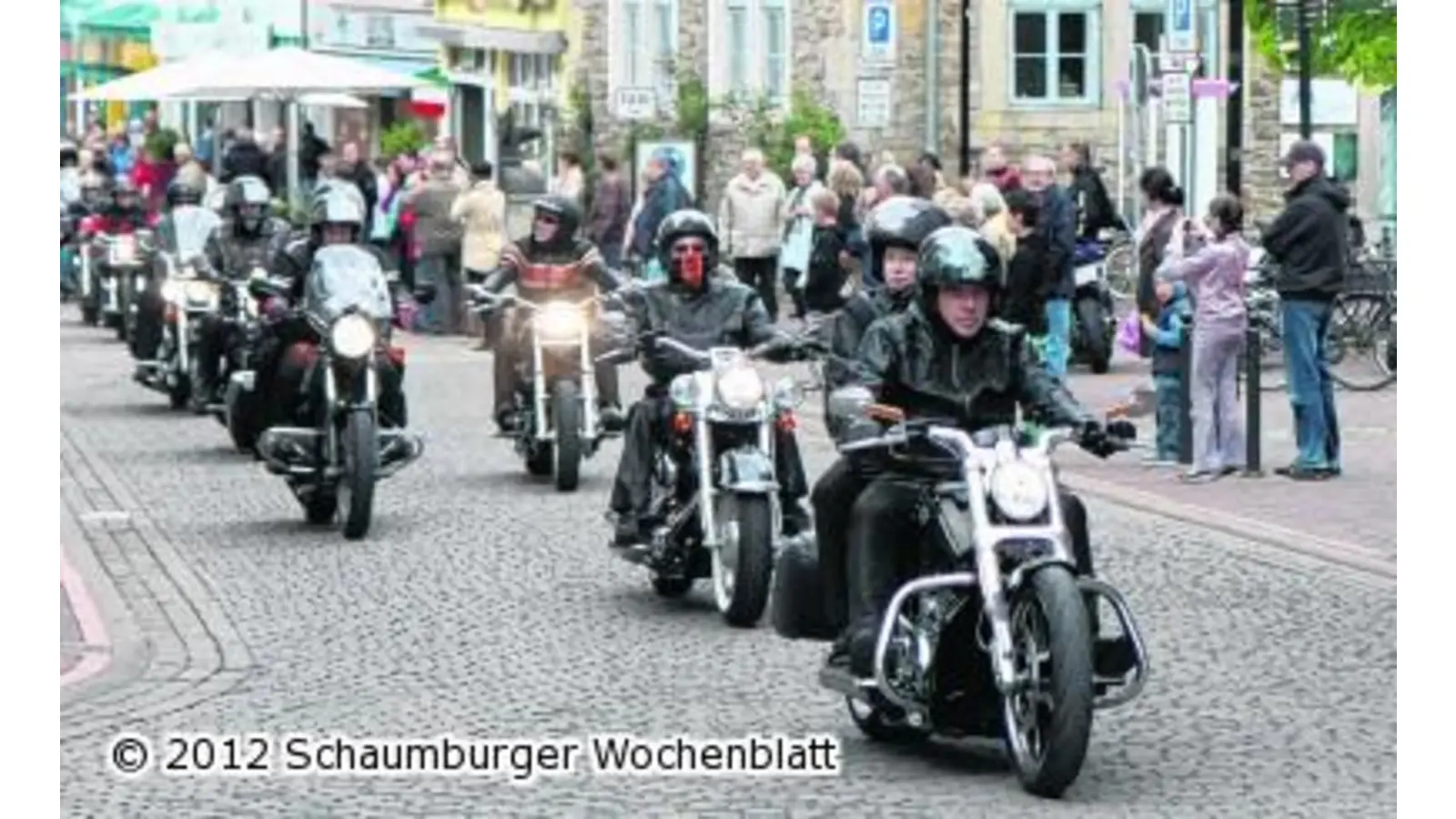 Rund 200 Motorräder röhren auf der Obernstraße (Foto: bb)