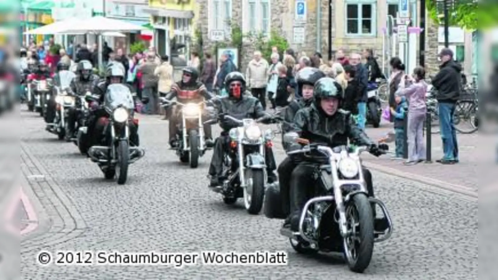 Rund 200 Motorräder röhren auf der Obernstraße (Foto: bb)