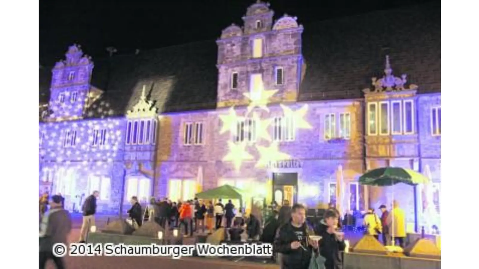 Sterne leuchten an den Haus-Fassaden (Foto: red)