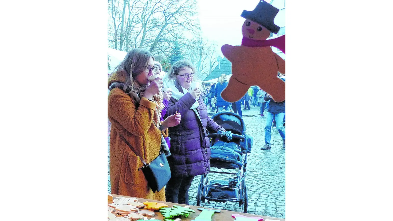 Adventlicher Trubel auf dem Kirchplatz (Foto: red)