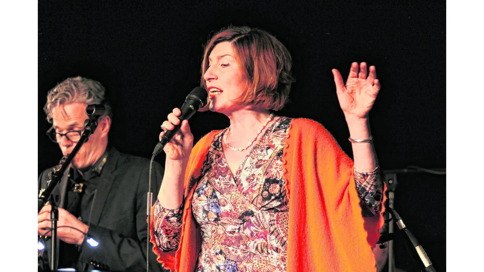Das Winterfeuer knistert im Kulturzentrum (Foto: red)