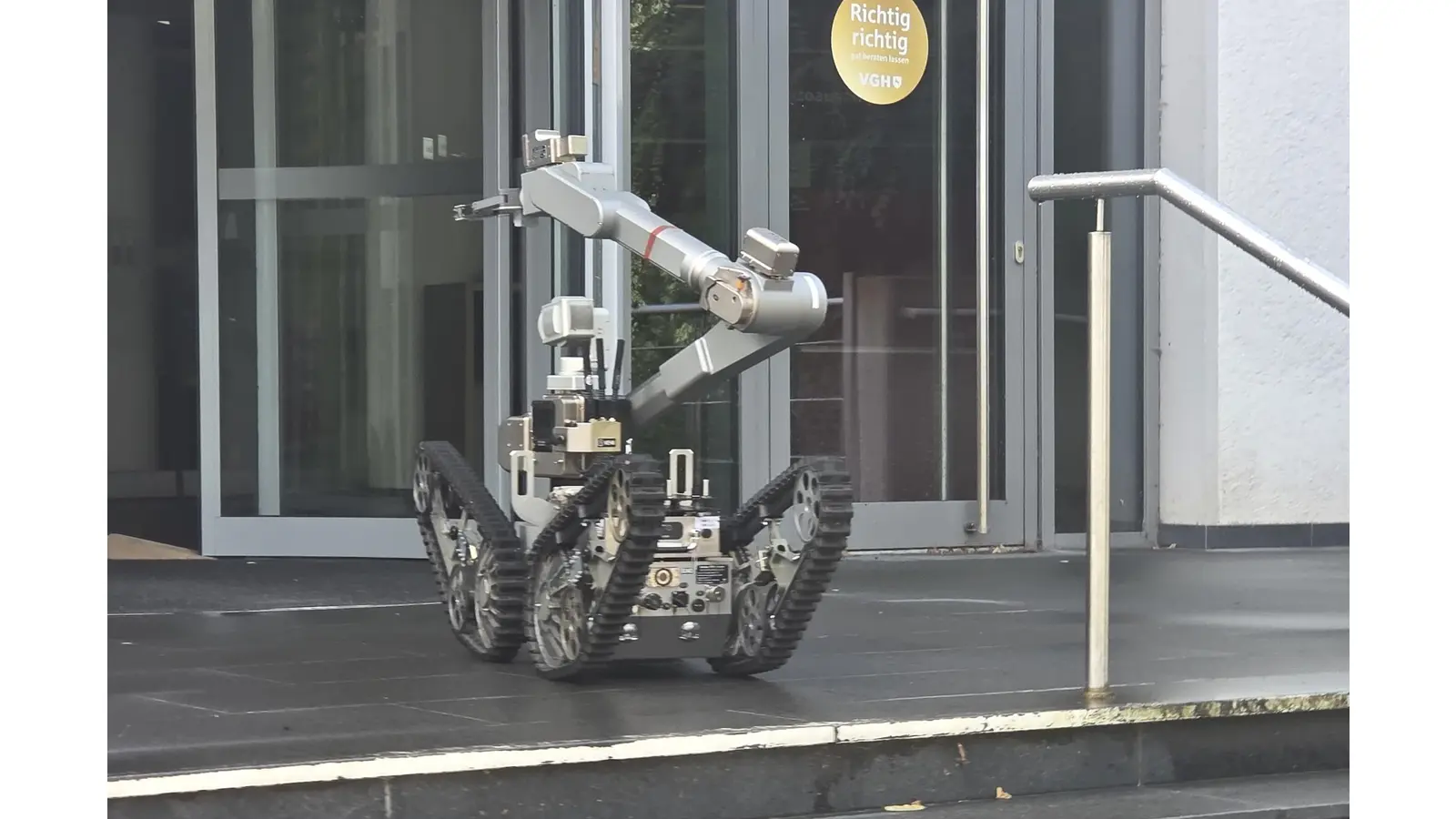 Ein Team der Bundespolizei mit Spezialgeräten wie dem Roboter eilte zur Hilfe in Bad Eilsen. (Foto: privat)