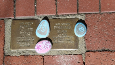 Haben bunte Gedenksteine an den Stolpersteinen niedergelegt: Schülerinnen und Schüler der Paul-Moor-Schule. (Foto: wb)