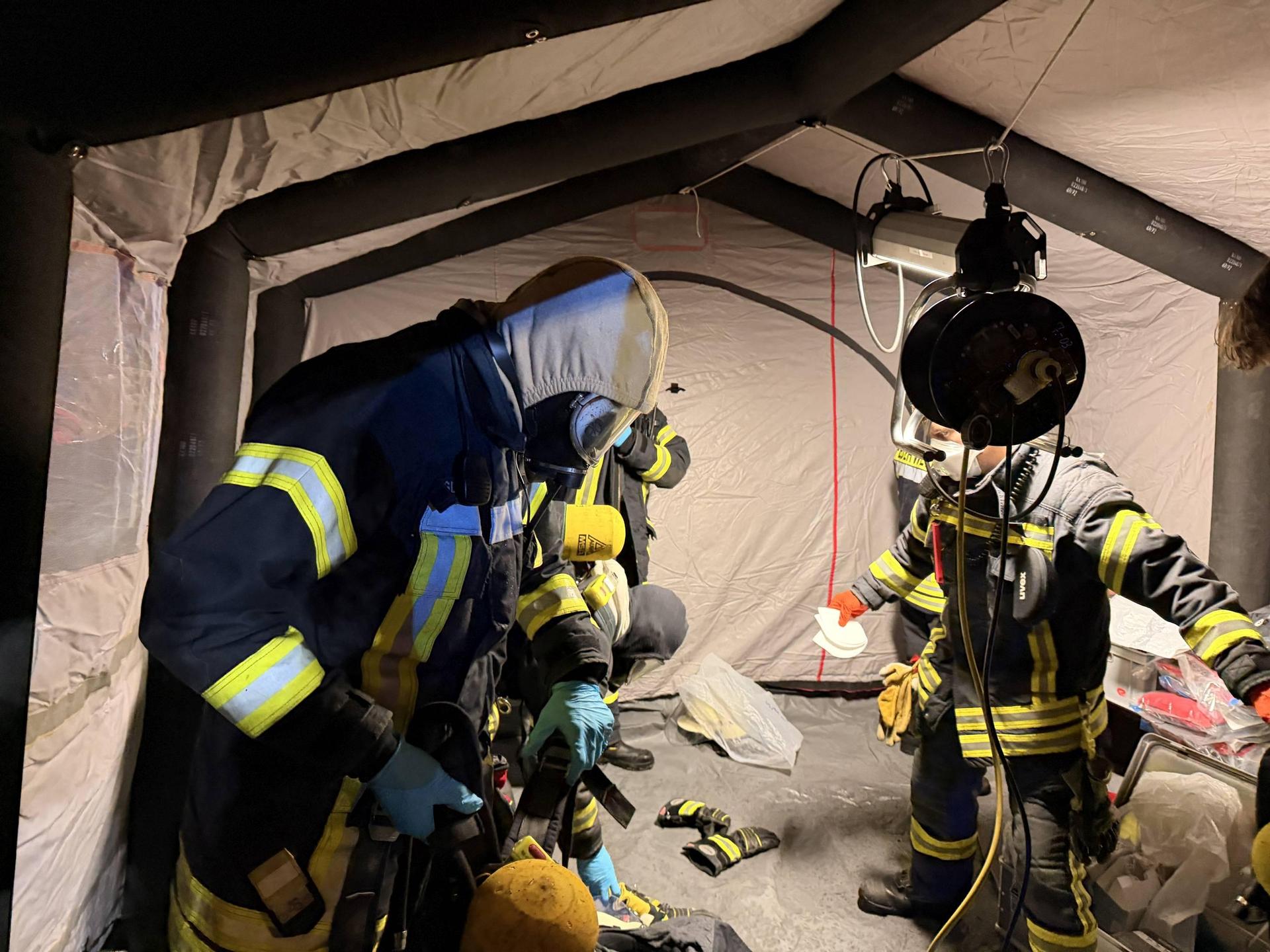 Hygienezelt: Die Einsatzkleidung wird gewechselt.  (Foto: Feuerwehr)