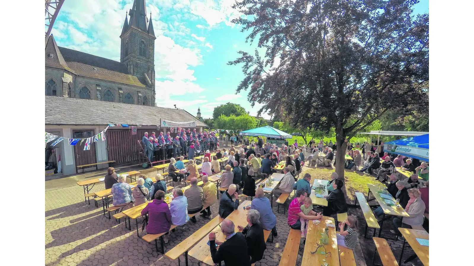 Mit Trinksprüchen im Klostergarten (Foto: ste)
