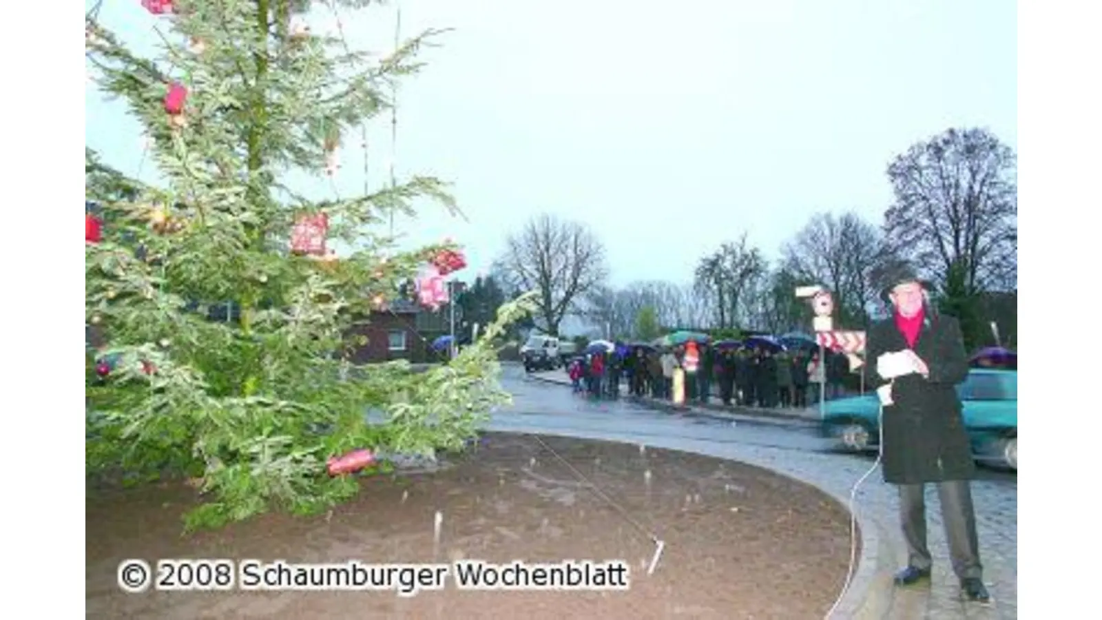 Im neuen Kreisel leuchtet ein Weihnachtsbaum (Foto: bb)