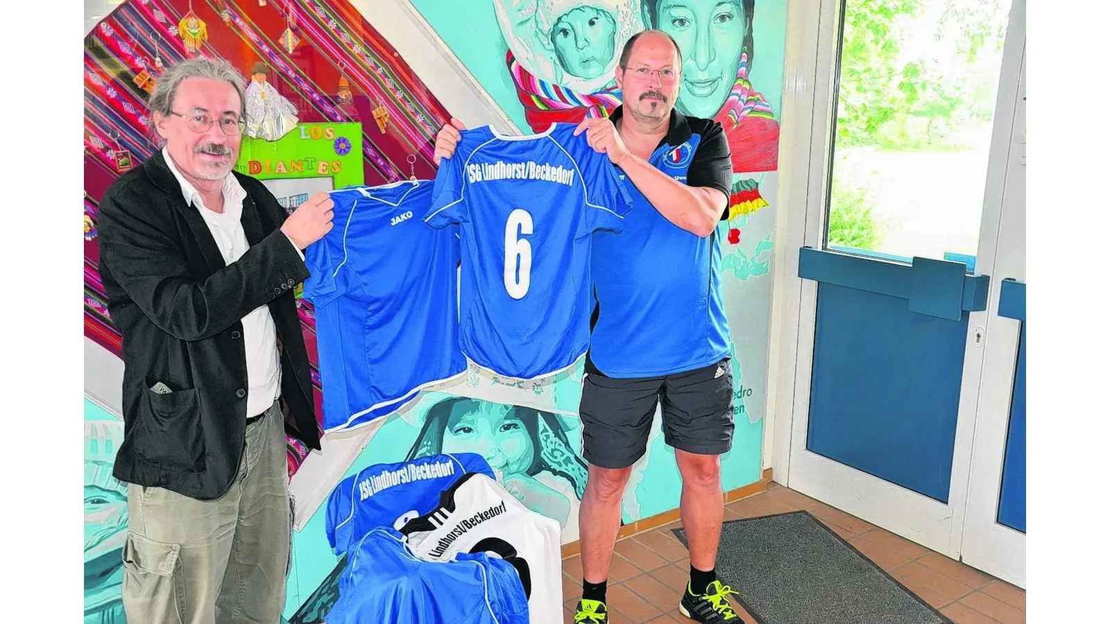 Dreißig Fußballtrikots im Reisegepäck (Foto: bt)