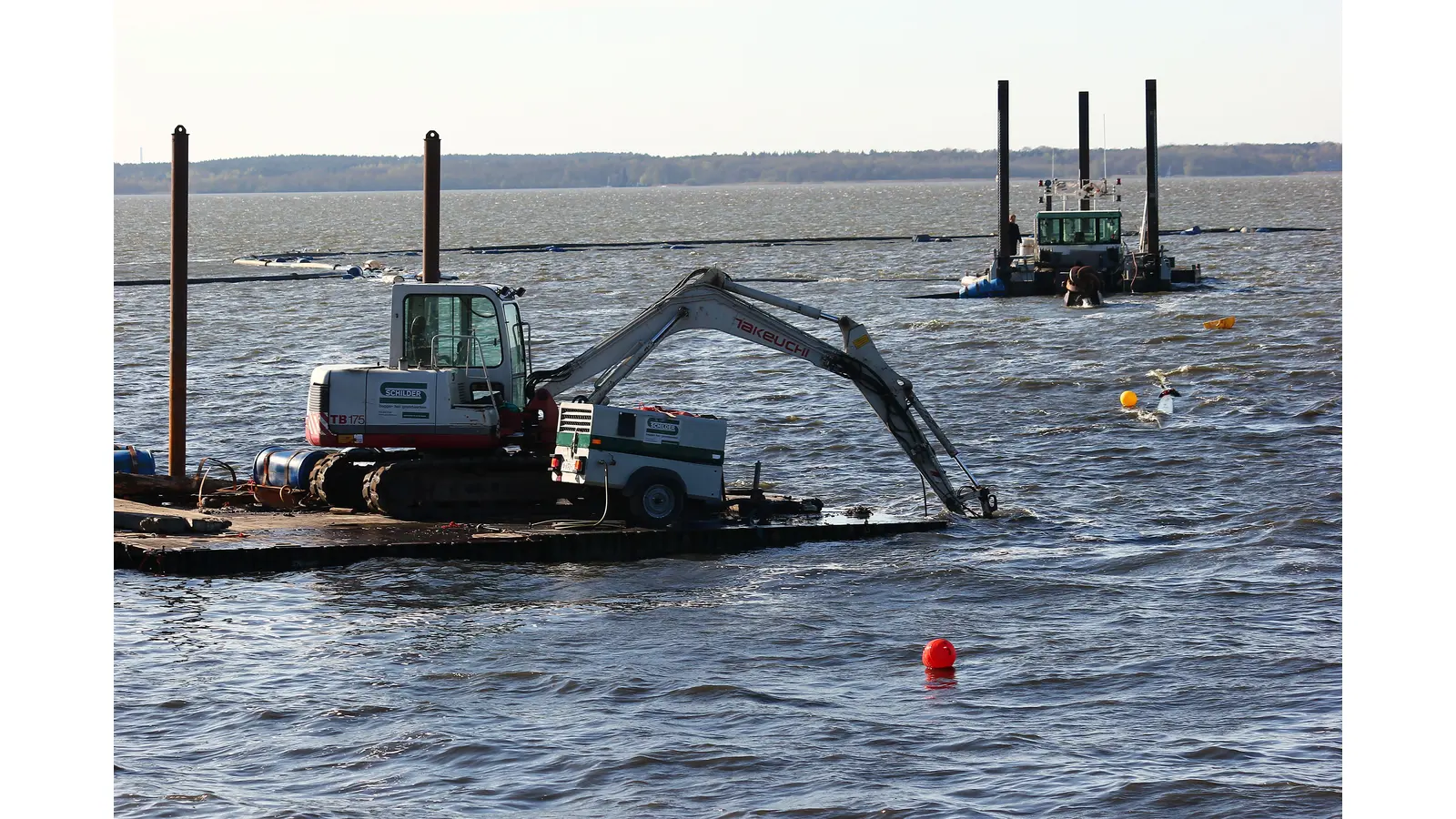 Gegen das Verlanden aktiv: Schwimmbagger auf dem Steinhuder Meer. (Archivbild: tau)