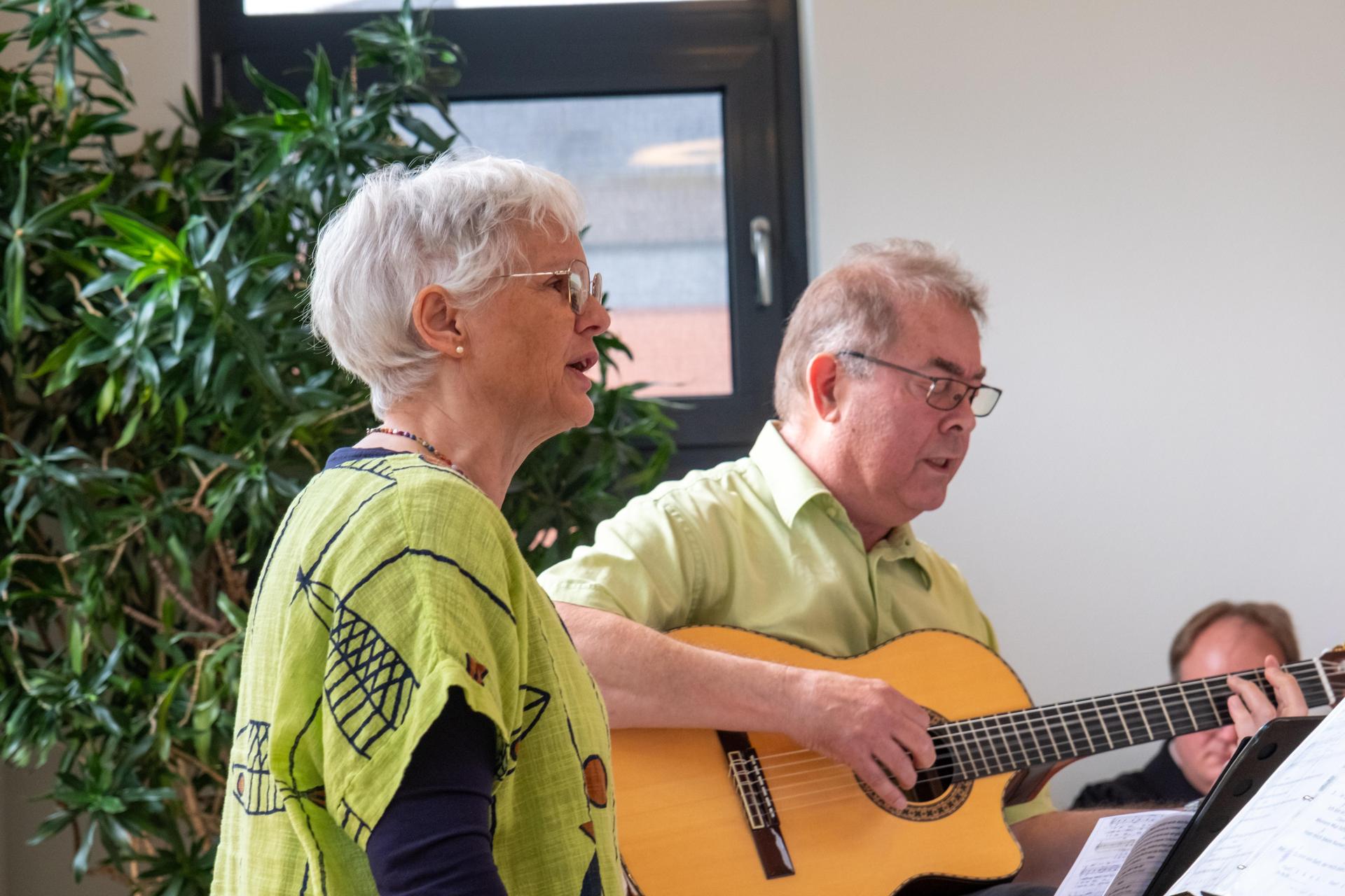 Feierlichkeiten zu 50 Jahre Gemeinde St. Johannes: Mit Musik von Regina von der Haar und Hans-Gerhard Fuchs. (Foto: privat)