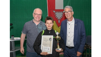Jörg Kubitza, Spartenleiter Tischtennis (li.), und der SGR-Vorsitzende Torsten Meyer ehren den Sportler des Jahres Jonas Müser (11). (Foto: wk)