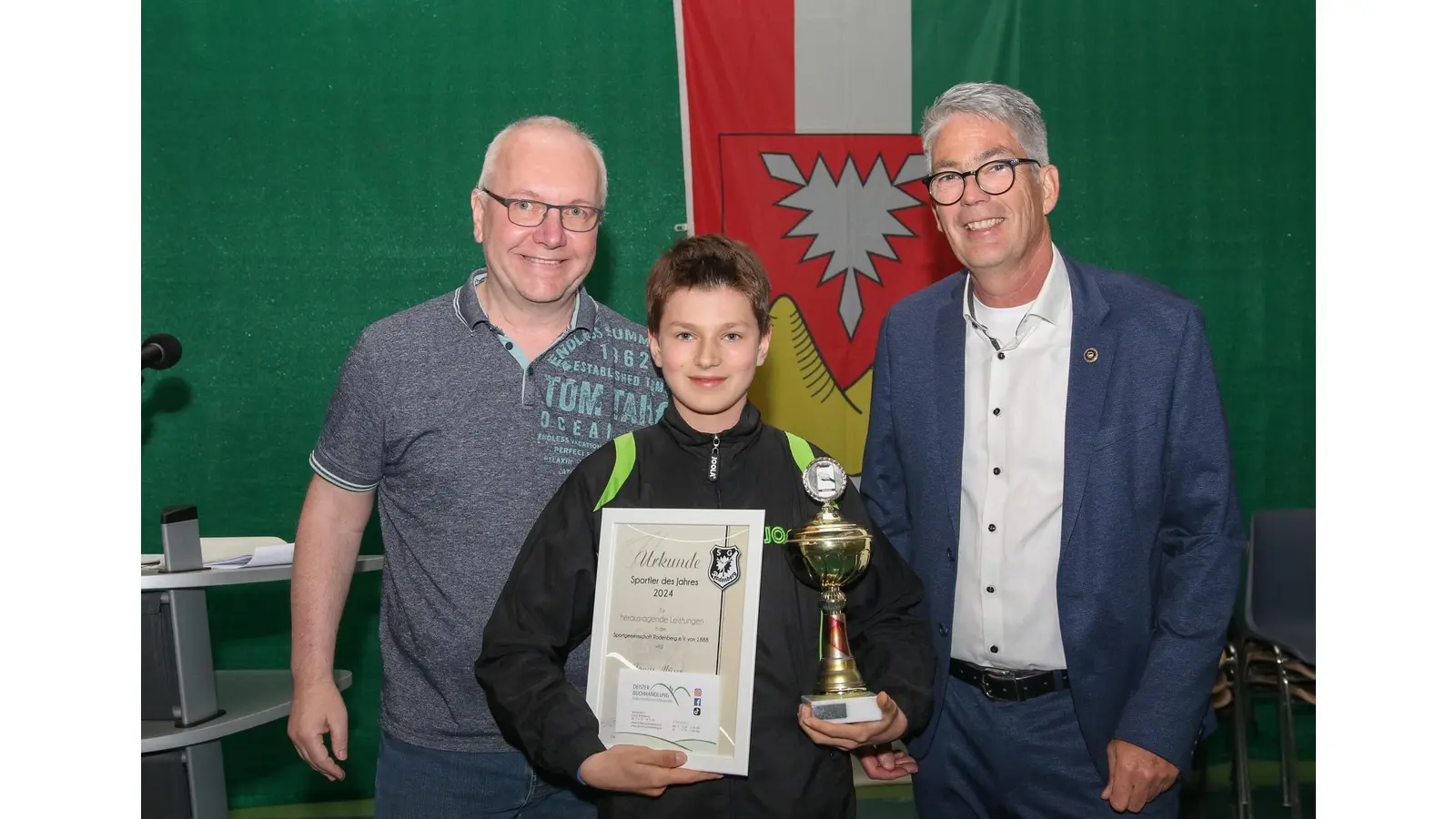 Jörg Kubitza, Spartenleiter Tischtennis (li.), und der SGR-Vorsitzende Torsten Meyer ehren den Sportler des Jahres Jonas Müser (11). (Foto: wk)