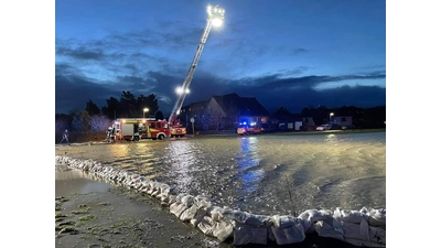 Mit Sandsäcken Wasser eingedämmt und bei Flutlicht unter Beobachtung. (Foto: privat)