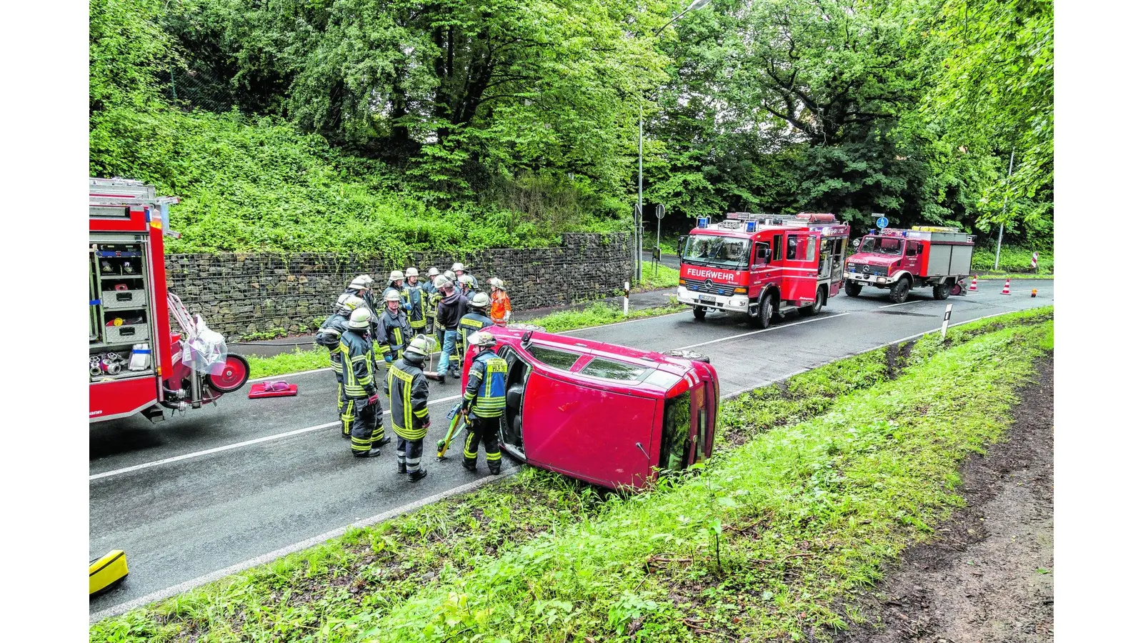 Auto kippt (Foto: ste)
