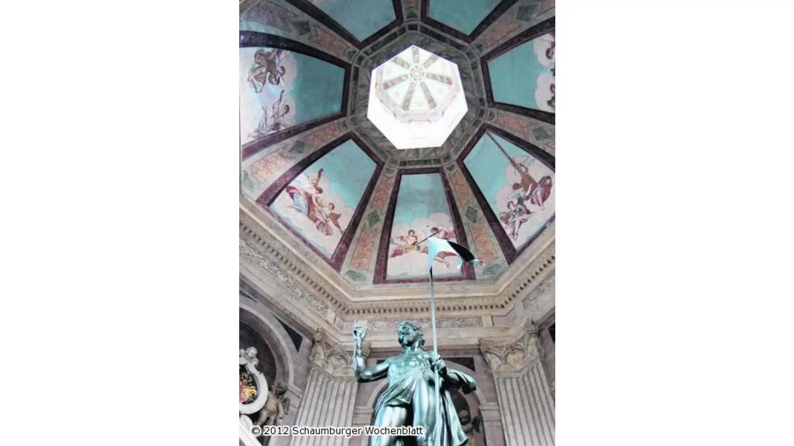 Himmlische Musiker spielen in Mausoleums-Kuppel (Foto: bb)