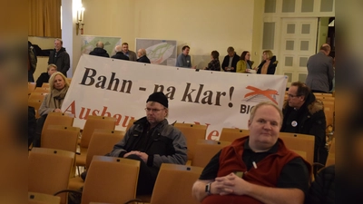 Mitten im Saal ein Banner der Bürgerinitiative „BIGTAB” - Gegen den Trassenfernen Ausbau der Bahn.  (Foto: ab)