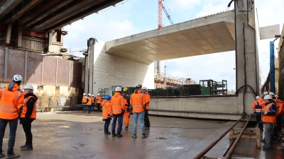 Unter den Gleisen: Das schwere Rahmenbauwerk wird in Position gebracht. (Foto: NLStBV)