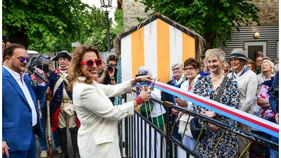 Mit einer herzlichen Begrüßung und einem feierlichen Banddurchschnitt eröffnete das Fürstenpaar die Landpartie.  (Foto: Günter Habedank)