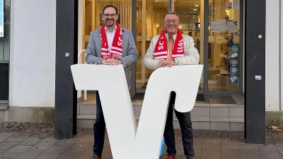 SCR-Vorsitzender Gordon Seymour bedankt sich bei Volksbank-Regionalleiter Manuel Wiegand für die langjährige Unterstützung und hofft auf eine Weiterführung auch in den kommenden Jahren. (Foto: ste)