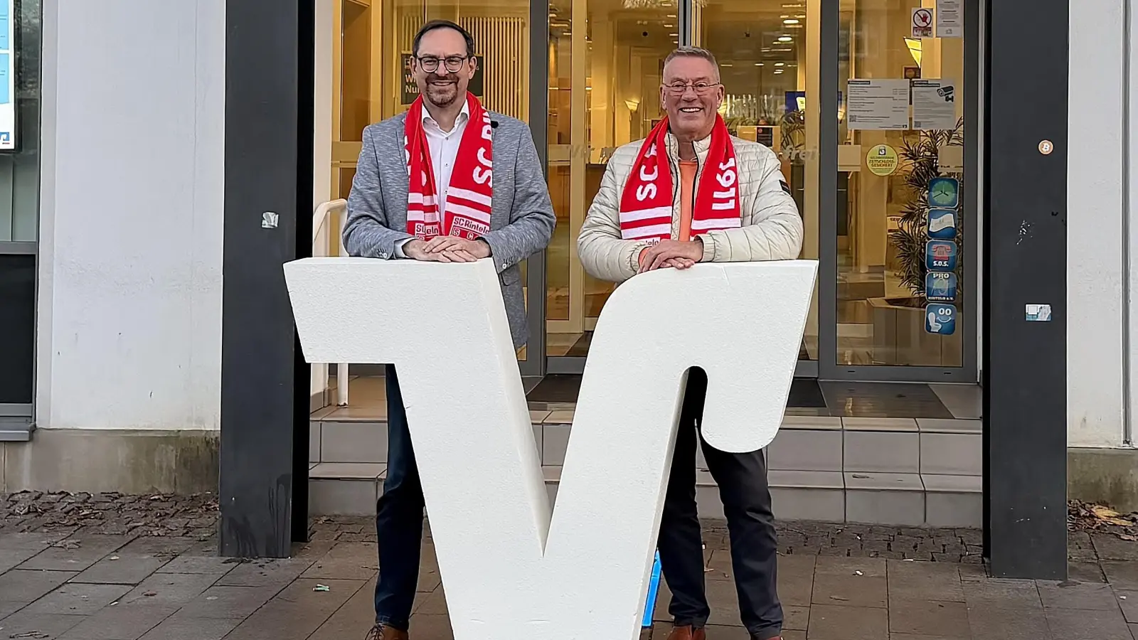SCR-Vorsitzender Gordon Seymour bedankt sich bei Volksbank-Regionalleiter Manuel Wiegand für die langjährige Unterstützung und hofft auf eine Weiterführung auch in den kommenden Jahren. (Foto: ste)