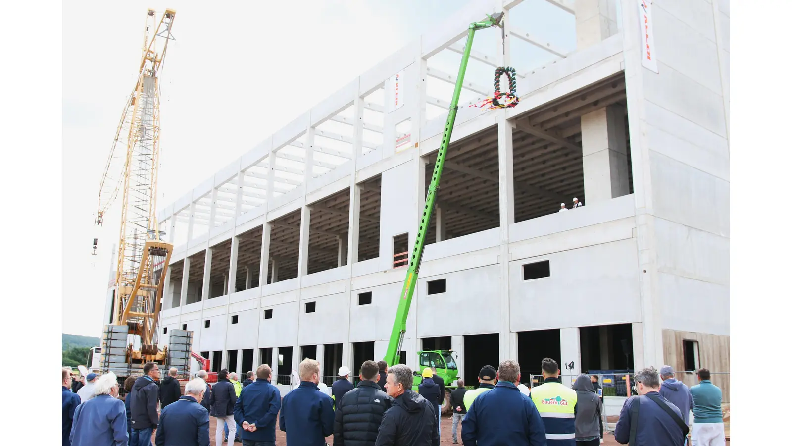„Edeka Minden-Hannover” und Bauerngut feiern mit zahlreichen Gästen das Richtfest des neuen Logistikzentrums in Bückeburg.  (Foto: bb)