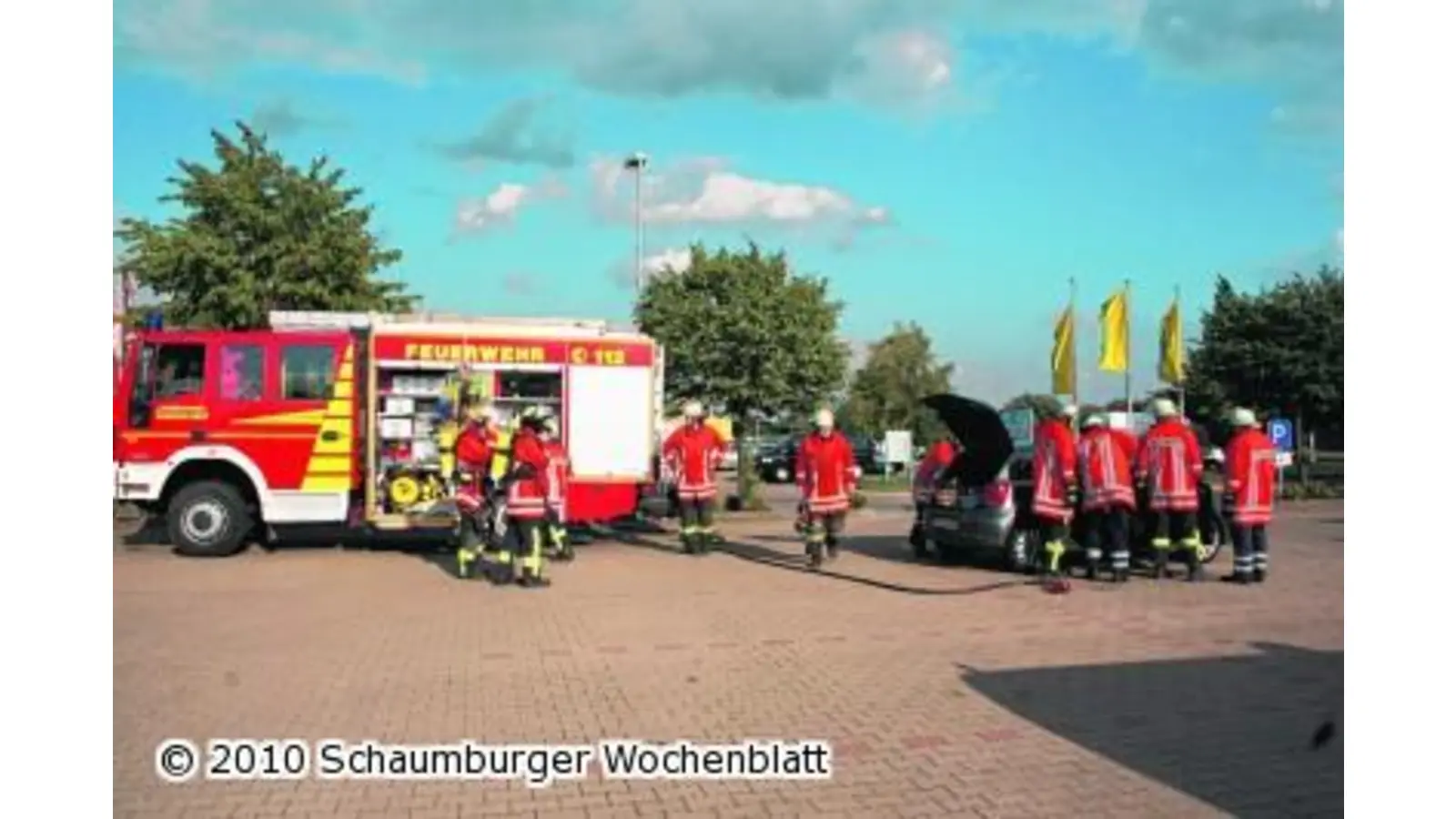 Auto schmort auf Parkplatz (Foto: ih)