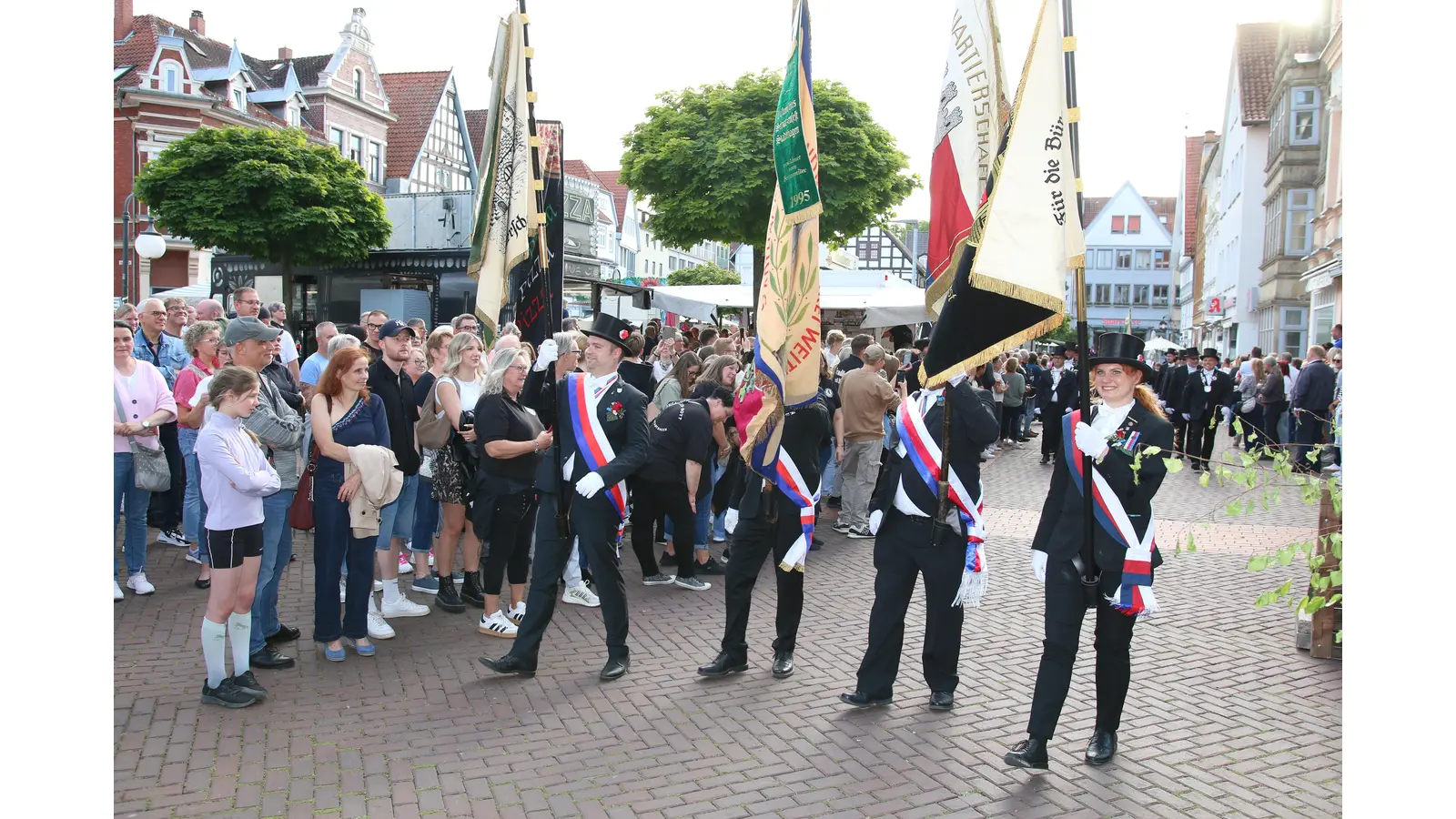 Die Stadthäger haben am Mittwoch den Start des Schützenfestes fröhlich gefeiert.  (Foto: bb)
