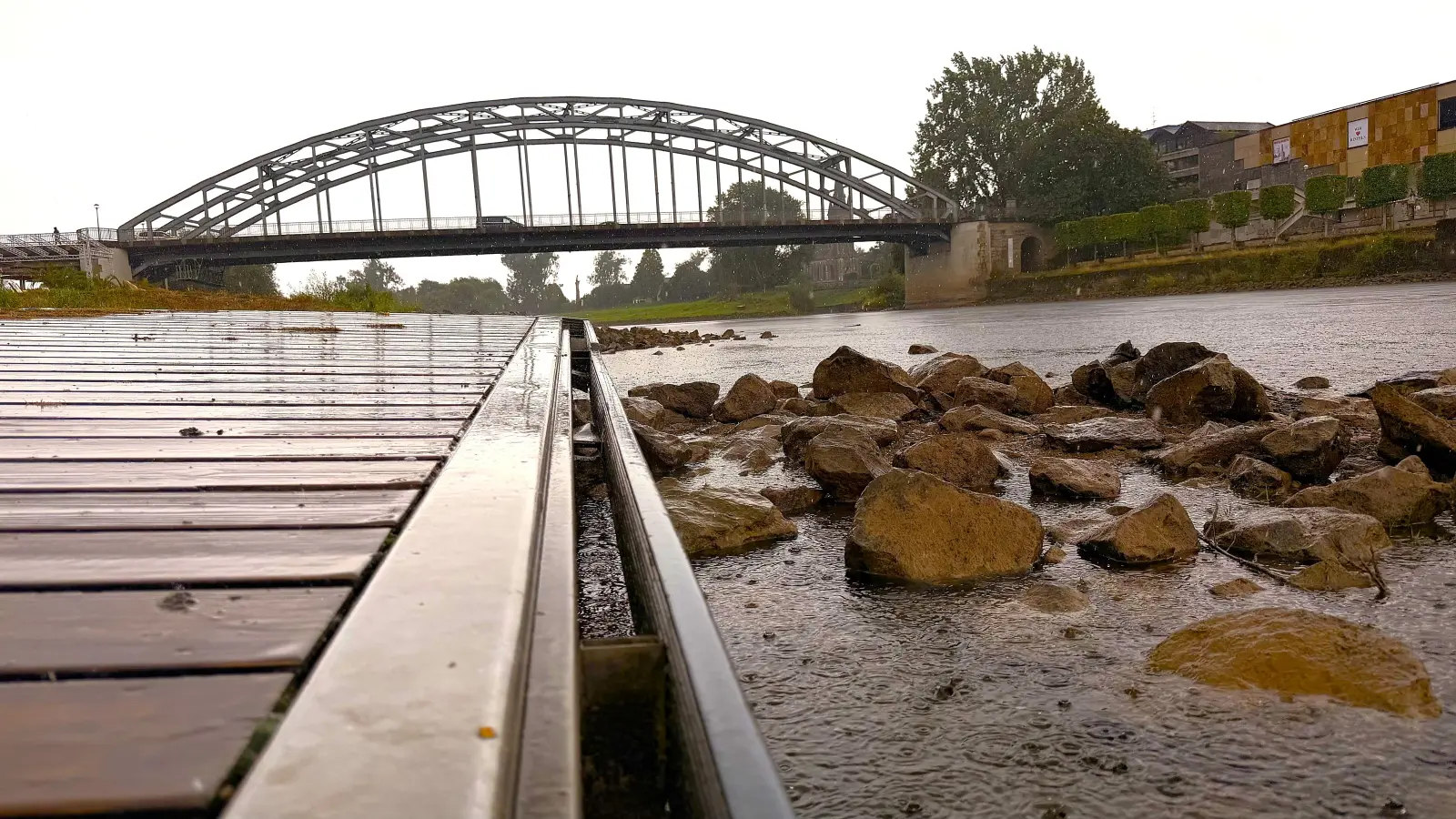 Historische Tiefststände von Flüssen im Sommer, historische Hochwasser nach längeren Regenphasen. Die Extreme nehmen zu und denen stellt sich der „Masterplan Wasser”, der jetzt dem Bauausschuss der Stadt Rinteln vorgestellt wurde.  (Foto: ste)