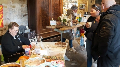 Sabine Burczyk lockte mit ihrer Handwerksvorführung schöne Erinnerungen bei den Gästen hervor.  (Foto: gk)