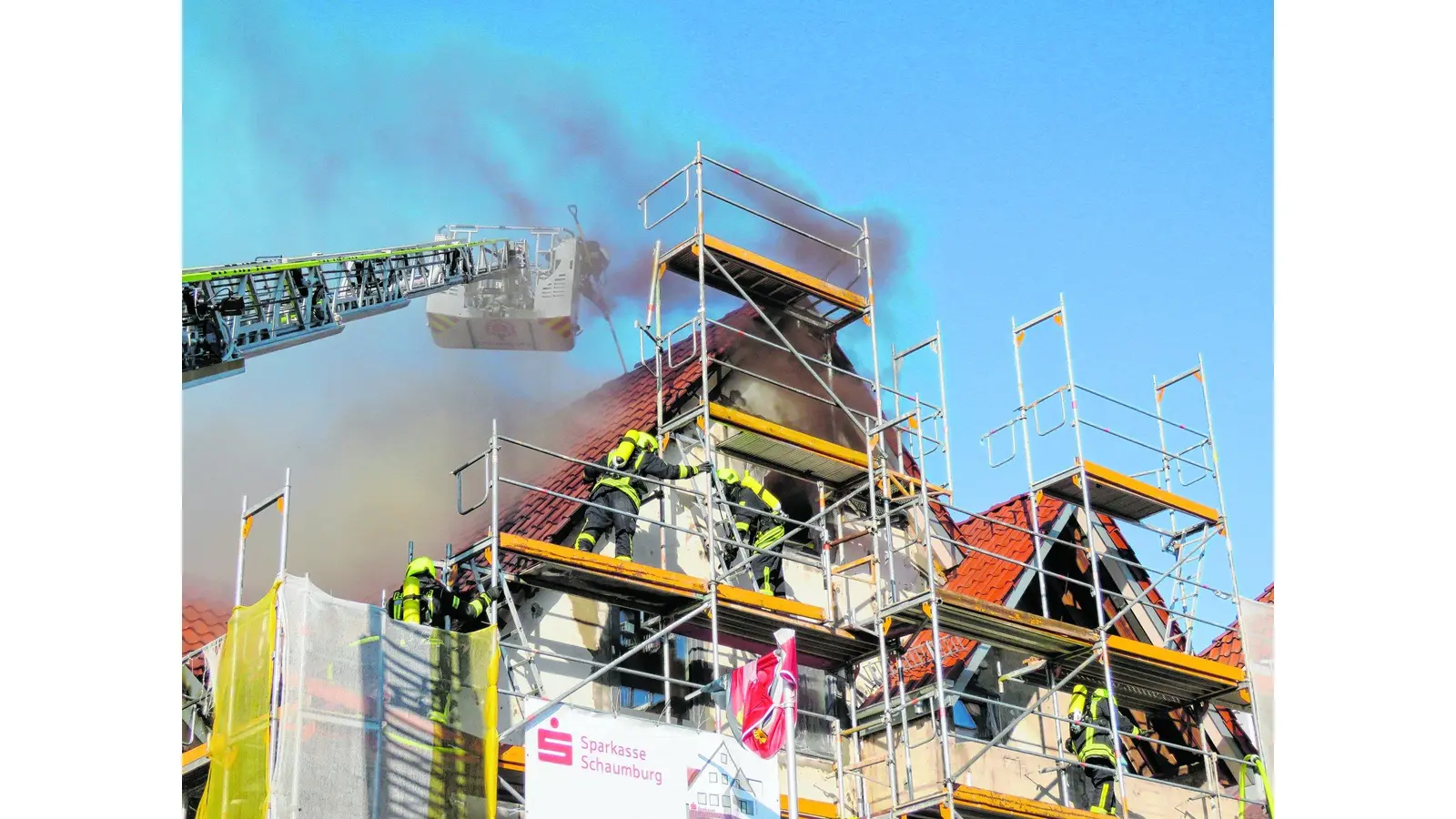 Dachstuhlbrand führt zu Großeinsatz (Foto: mk)