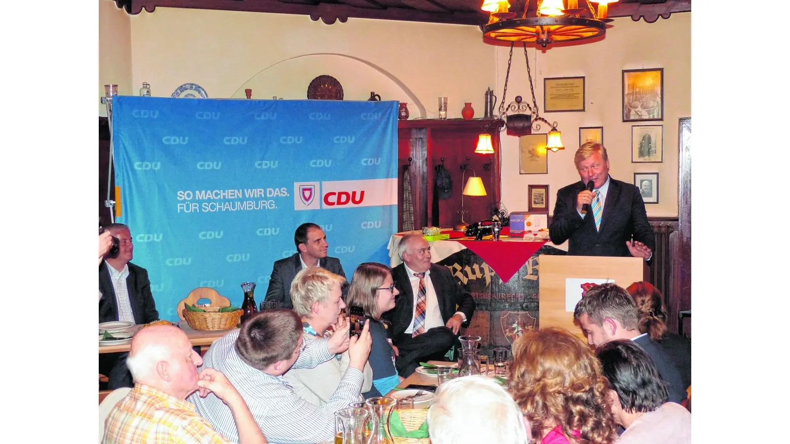 Markige Worte zwischen Brezeln und Bier (Foto: al)
