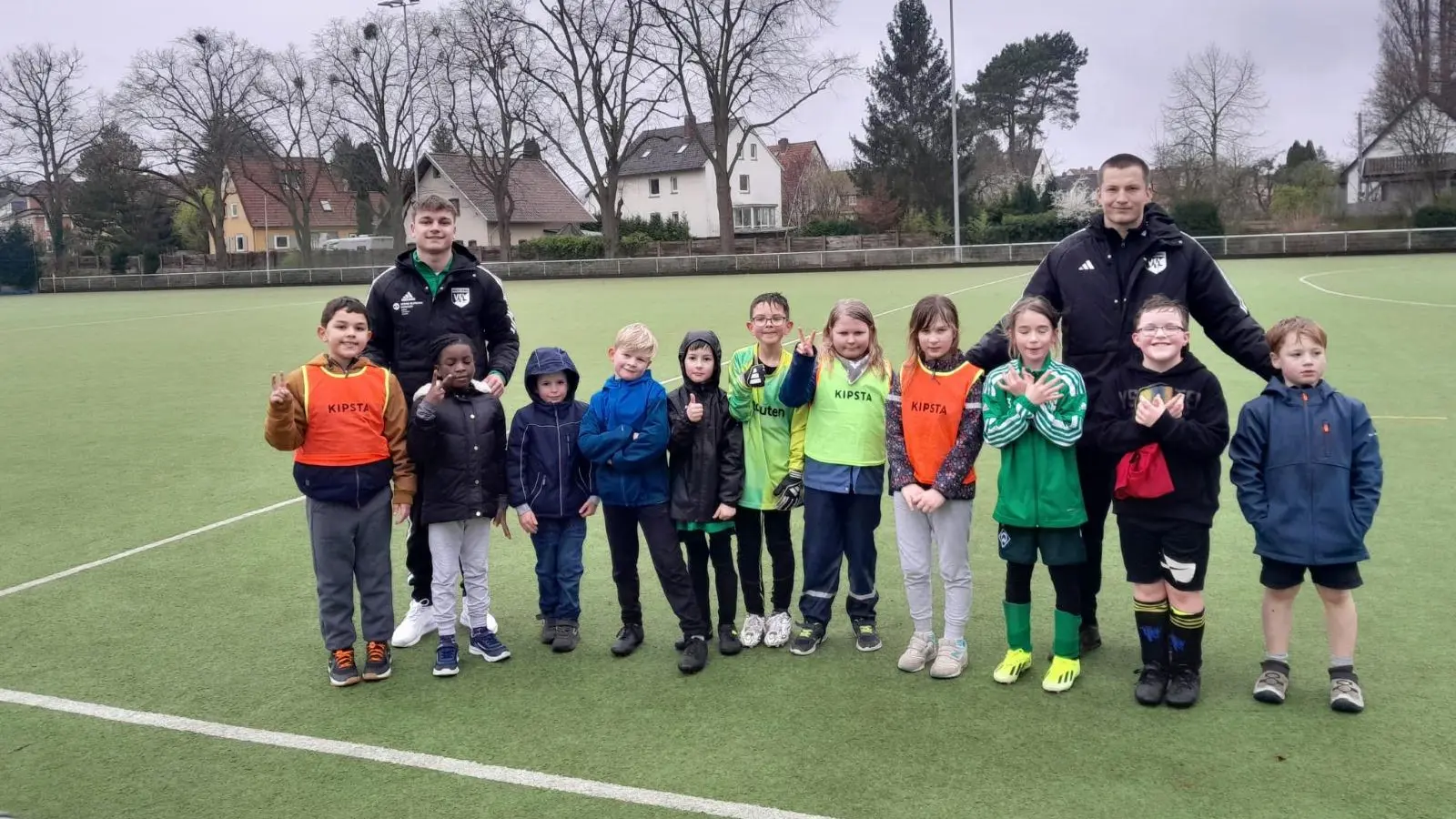 Die Ferienkinder mit den BFD´lern des VfL Bückeburg. (Foto: privat)