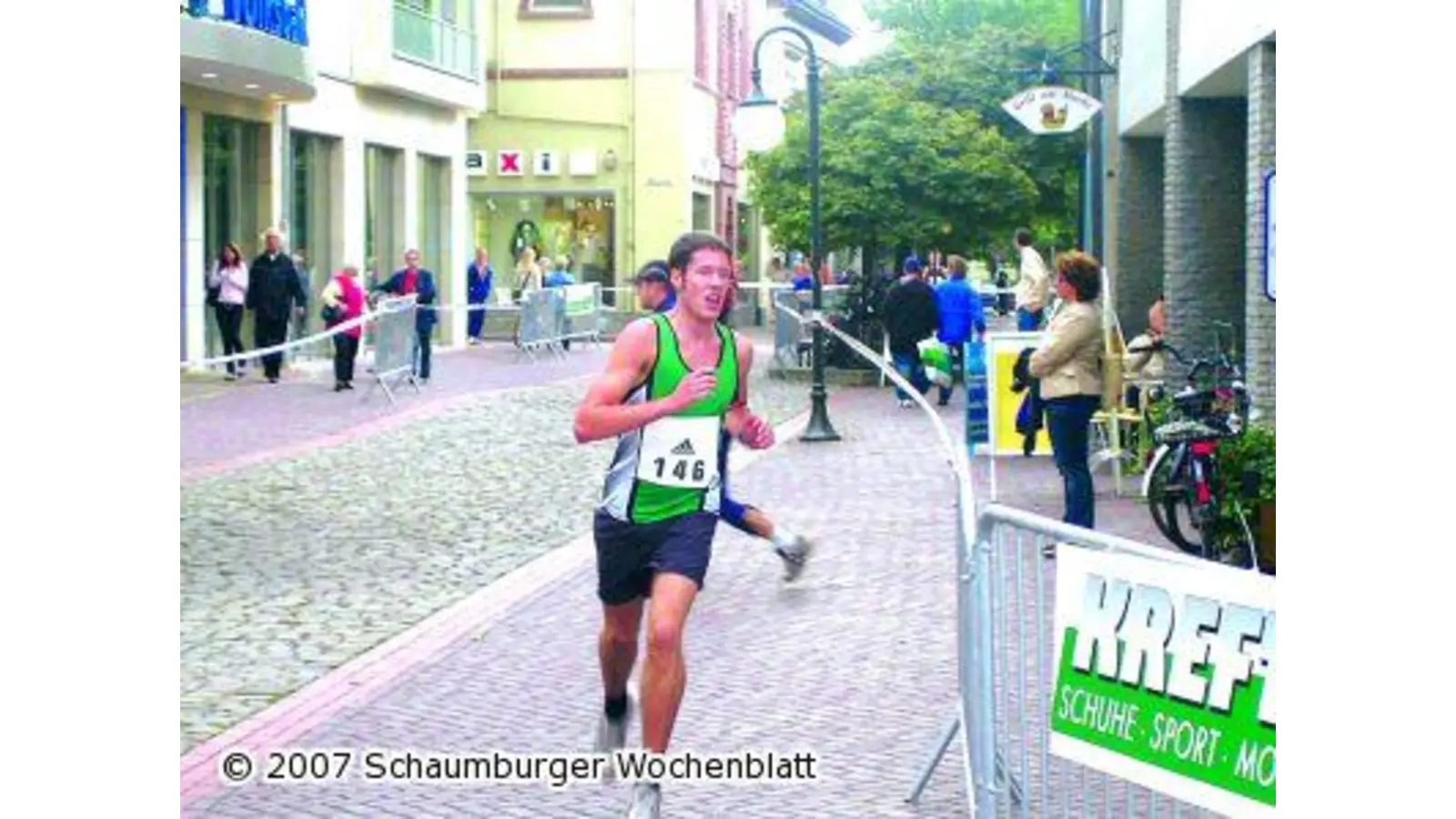 VfL-Läufer freuen sich beim Jaster Gedächtnislauf über Pokal-Gewinne (Foto: red)