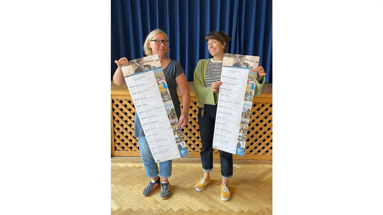 Renate Junklewitz (li.) und Miriam Fennen vom Team der „Alten Polizei” stellen die neuen Programmflyer vor.  (Foto: Alte Polizei)