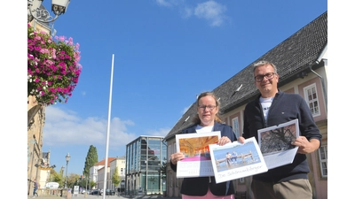 Der neue Kalender, hier präsentiert von Dr. Lu Seegers und Jörg Nietsche, wird in der Woche zum Weltspartag in den Sparkassen-Filialen zu haben sein.  (Foto: nd)
