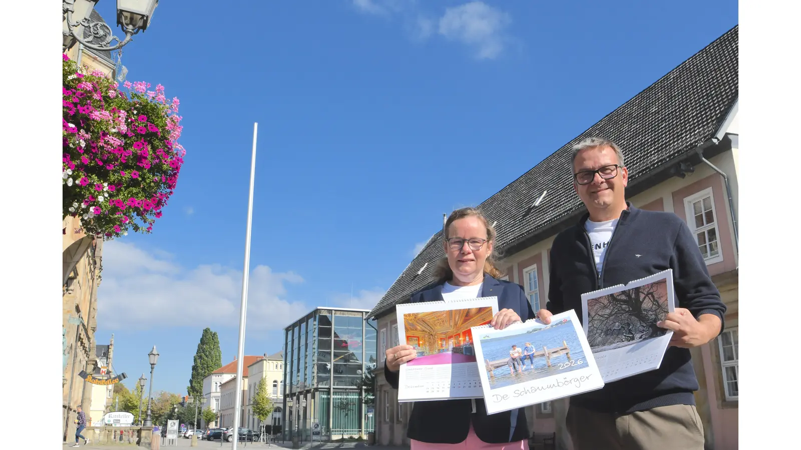 Der neue Kalender, hier präsentiert von Dr. Lu Seegers und Jörg Nietsche, wird in der Woche zum Weltspartag in den Sparkassen-Filialen zu haben sein.  (Foto: nd)