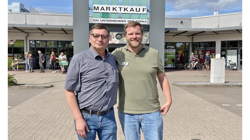 Branko Kozic übergibt den Staffelstab im Rintelner Marktkauf an den neuen Inhaber André Pointmayer (rechts).<br> (Foto: ste)