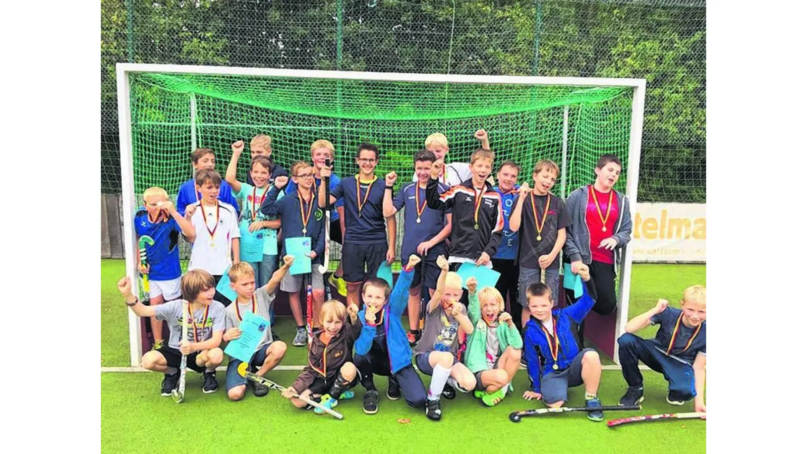 Gemeinsam mit Freunden Hockey spielen (Foto: mk)