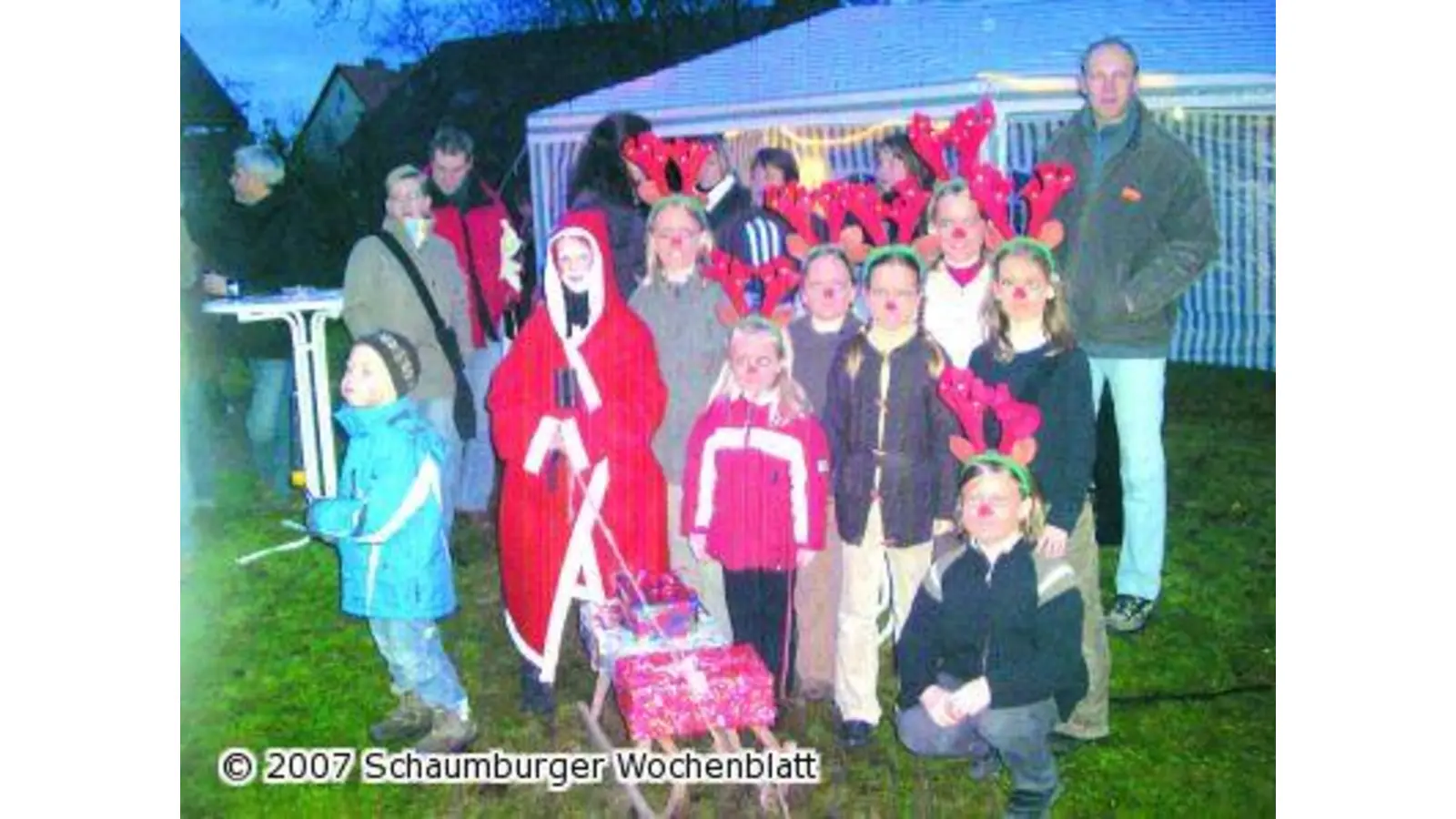 Weihnachtsmann und die sieben Elche (Foto: red)