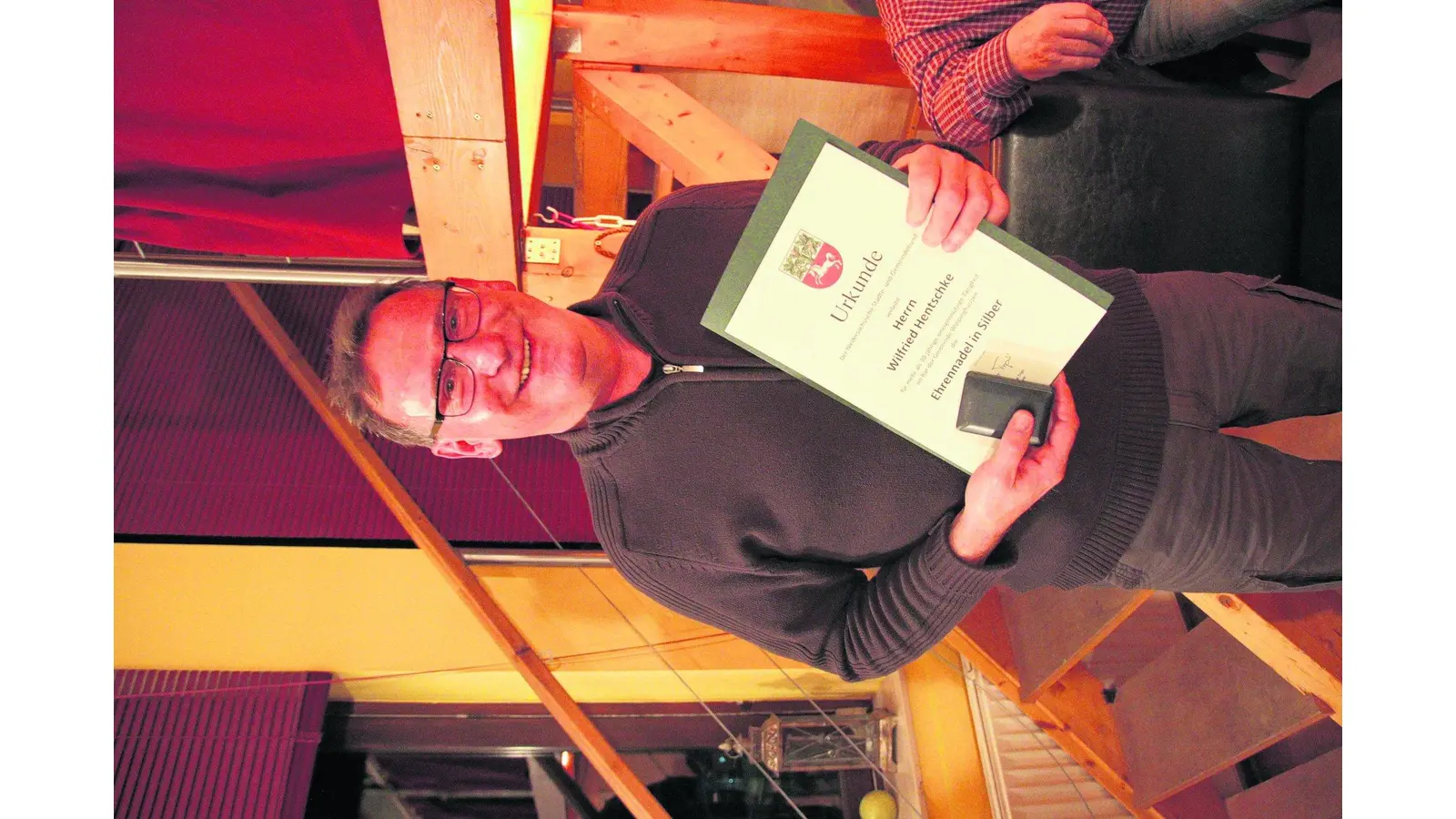 Silberne Ehrennadel für Wilfried Hentschke (Foto: gi)