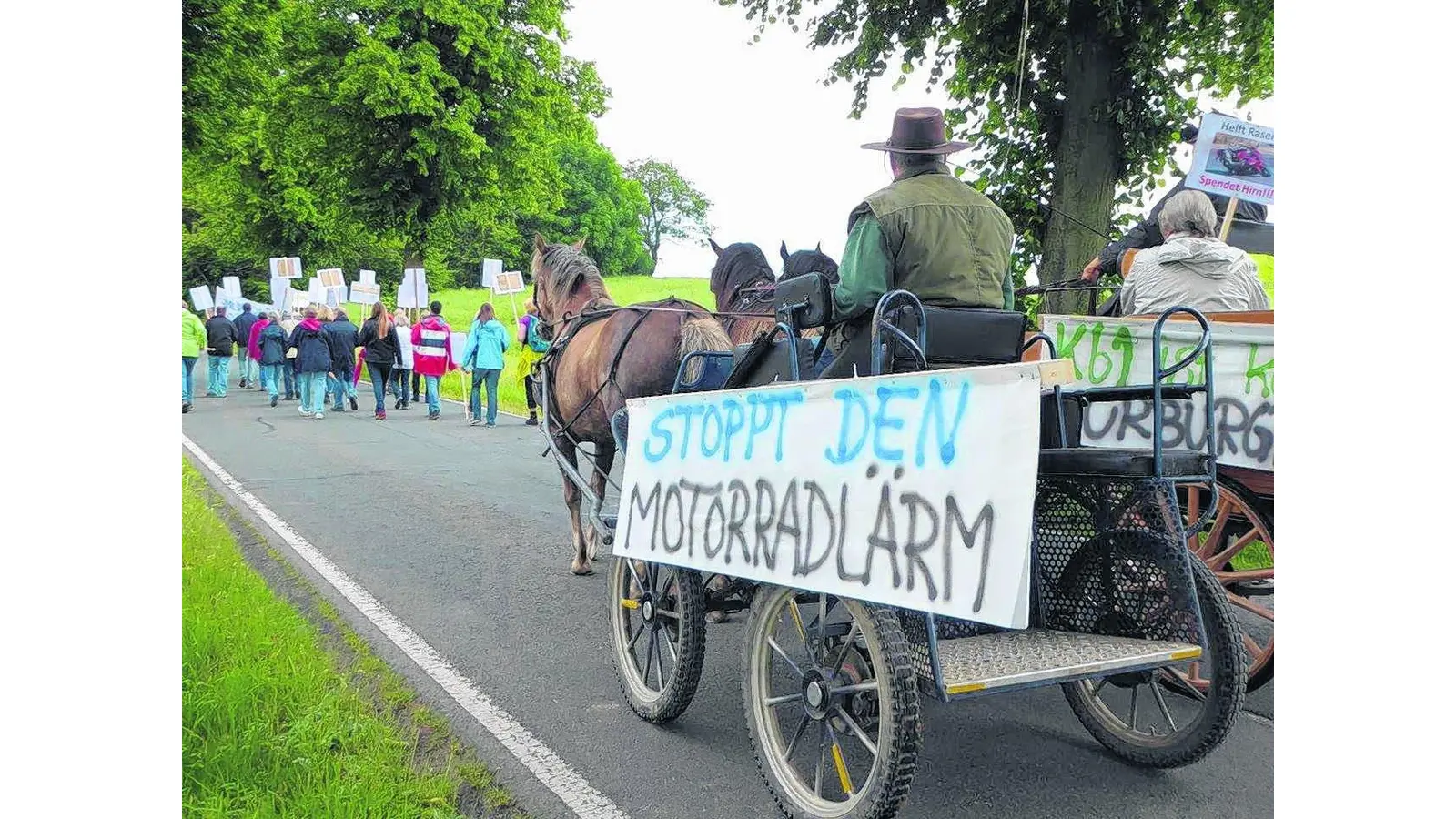Verärgert gehen Einwohner auf die Straße (Foto: al)
