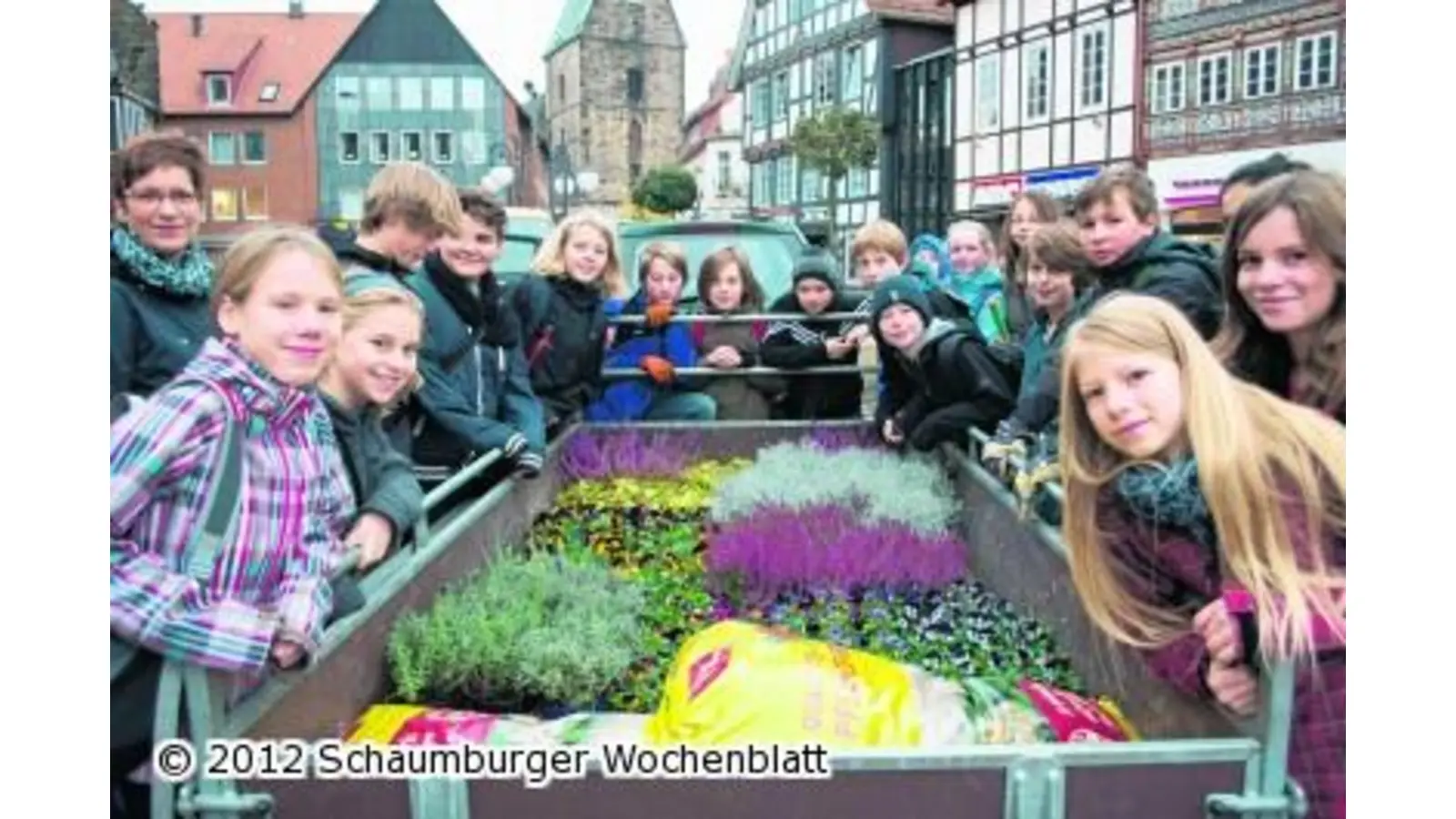 Schüler greifen zur Schaufel und verschönern die Innenstadt Blumenfachgeschäft Roy und andere Gärtnereien sponsern Pflanzen (Foto: wa)