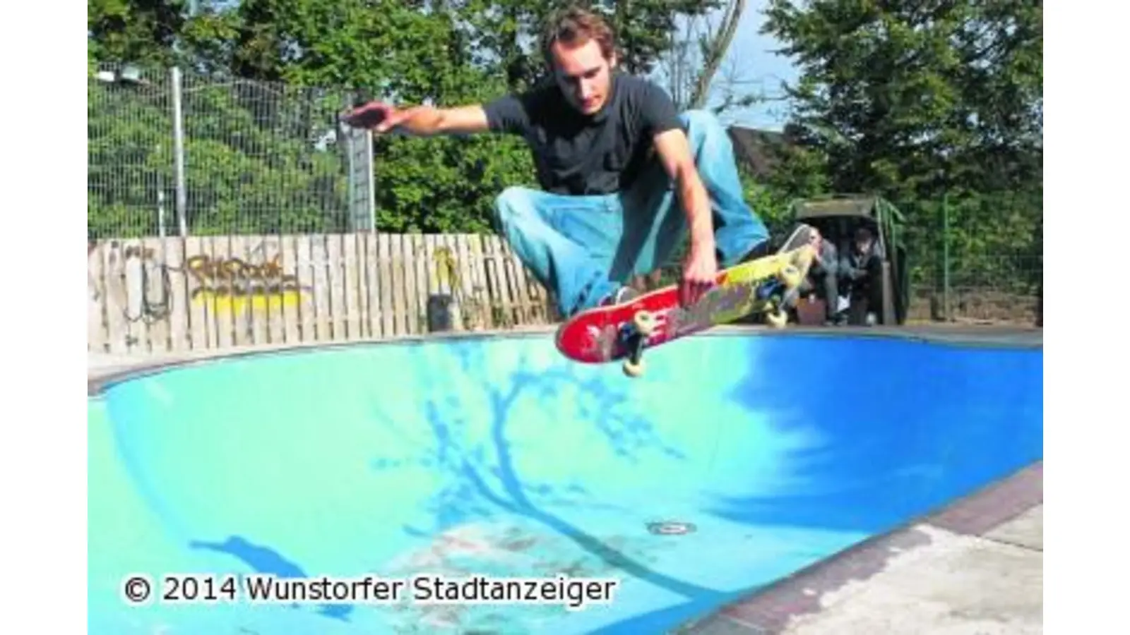 Ein Pool lädt zum Fliegen ein (Foto: tau)