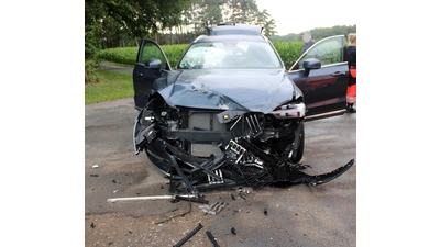 Der Volvo kollidierte mit einem querenden Auslieferungswagen. (Foto: Polizei Minden-Lübbecke)