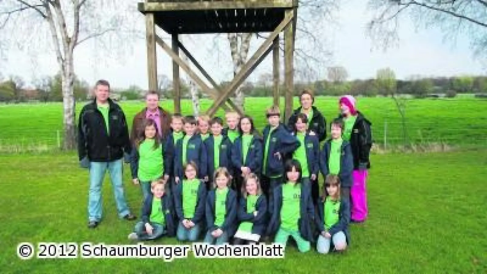 Grasgrüne T-Shirts für die kleinen Feuerstörche (Foto: em)