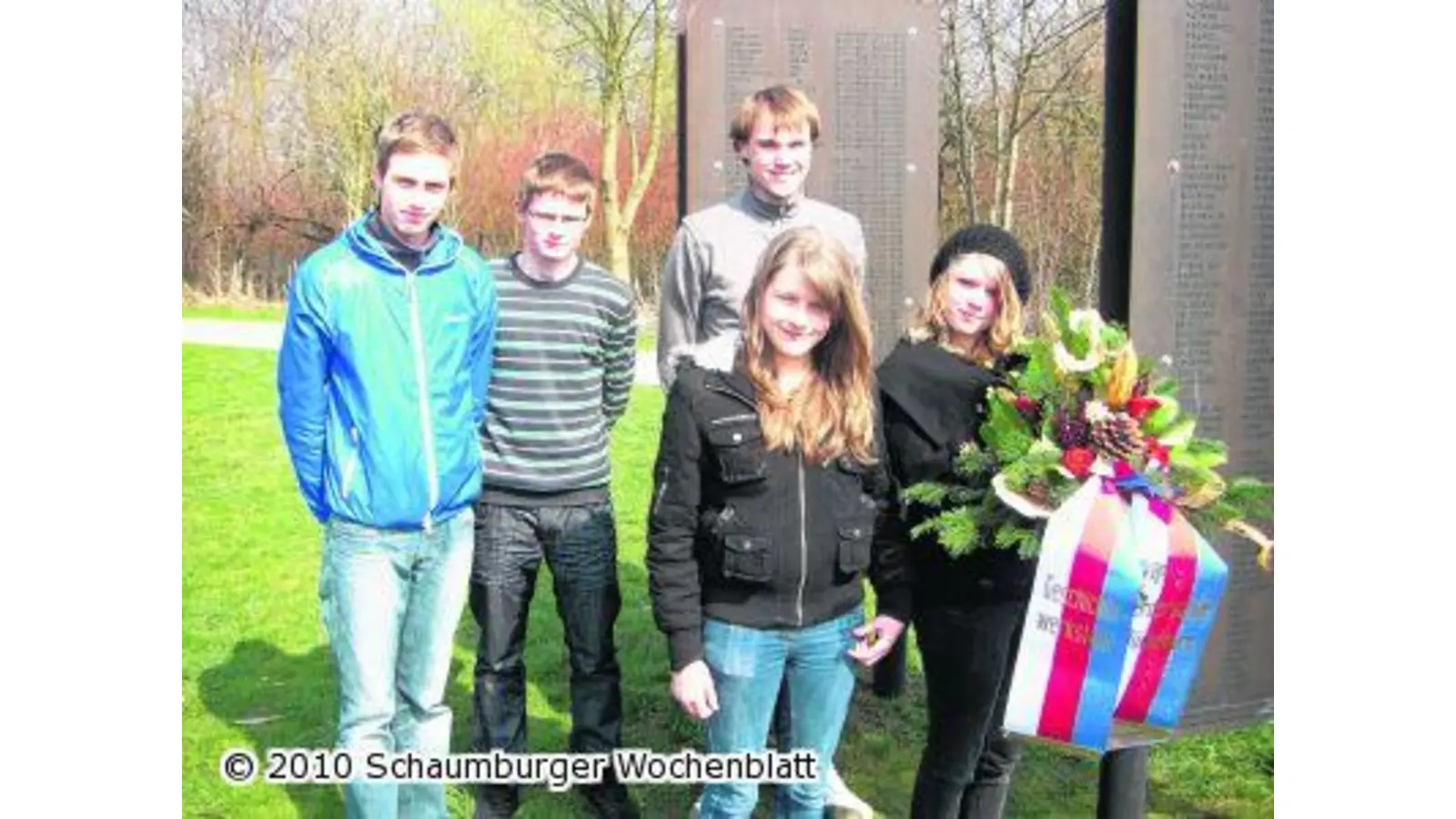 Herderschüler bei Feierstunde am KZ-Mahnmal in Ahlem (Foto: red)